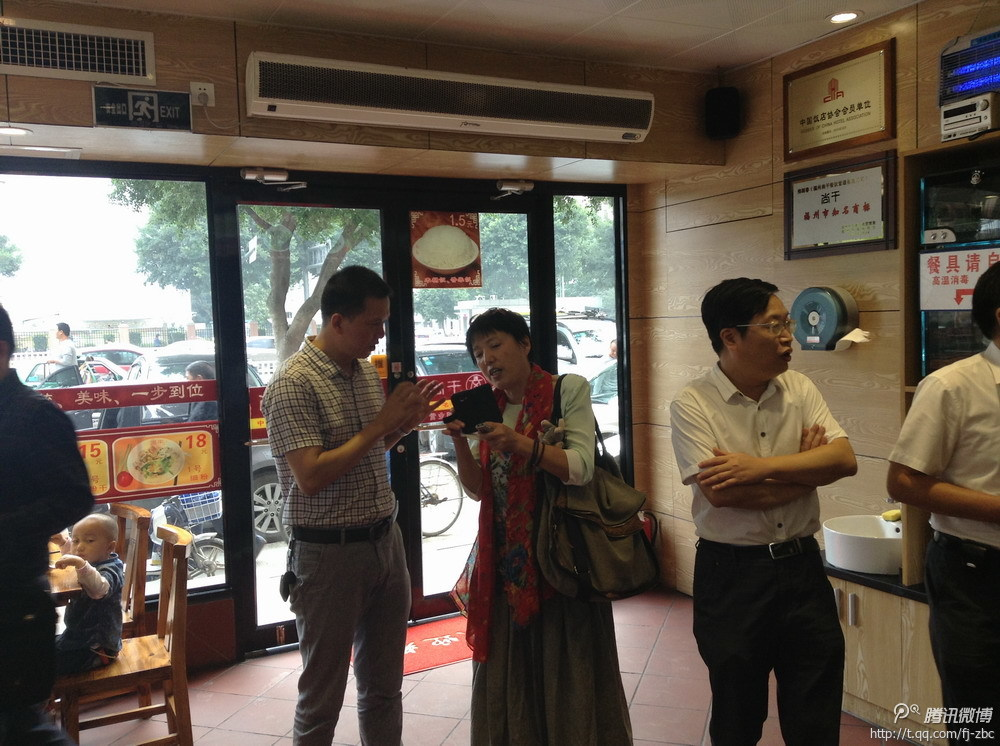 中共福州市委組織部副部長郭榮貴、臺江區(qū)委組織部部長陳高英陪同下蒞臨福州尚干餐飲管理公司寶龍店調(diào)研